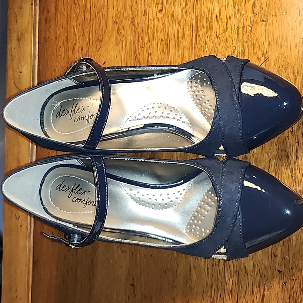 Royal blue, sued, and paten pump.